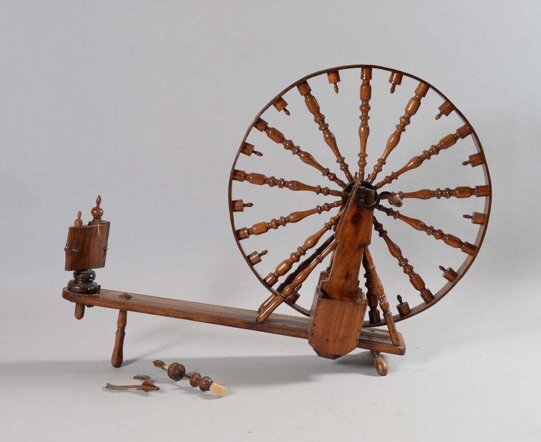 Null 天然木制的大纺车，轮子上有转动的辐条，铁和木制的曲柄。

19世纪

高90.5厘米，宽132厘米

一个要重新连接的元素，连接一个羊毛梳子