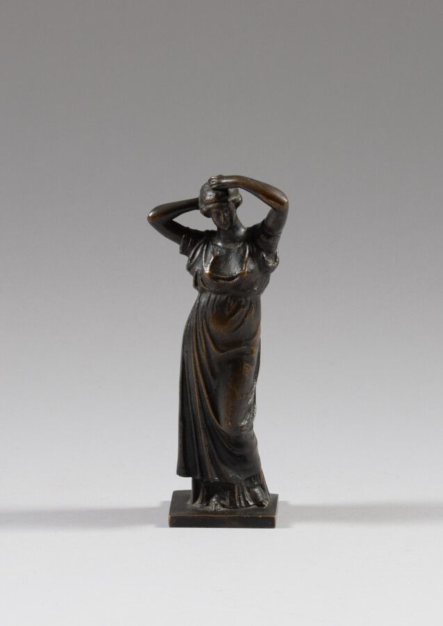 Null 穿着古装的年轻女子

青铜主题，带有棕色的铜锈。

高25厘米