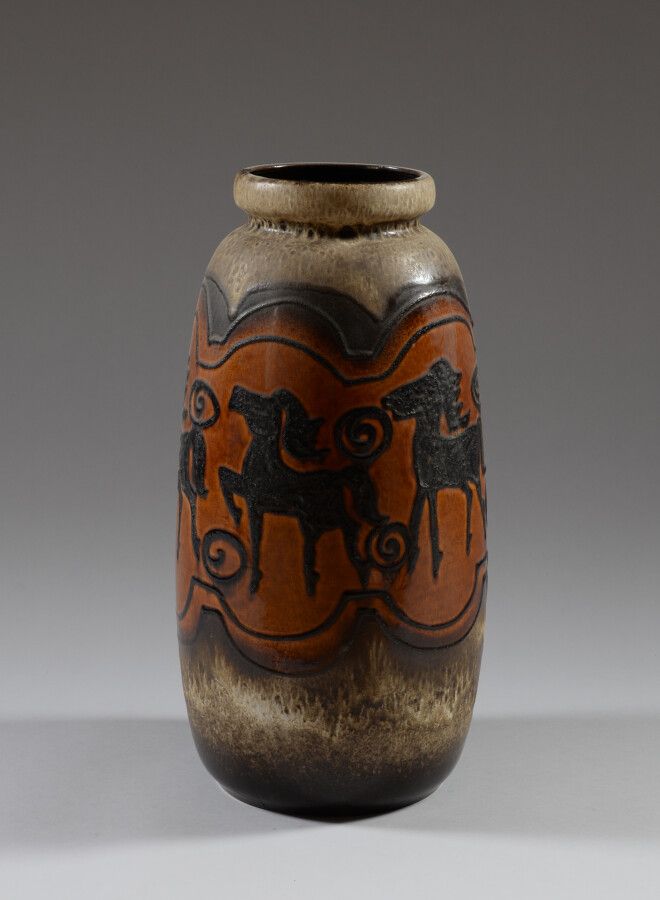 Null 德国

棕色釉面的大型陶瓷花瓶，有造型的马。

50/60年代的作品

高54厘米