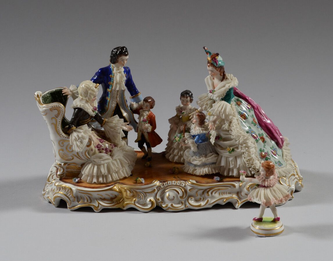 Null DRESDE

多彩瓷器组，表现儿童向坐着的妇女献花束。

20世纪

长31.5厘米

附有一个相同主题的少女雕像