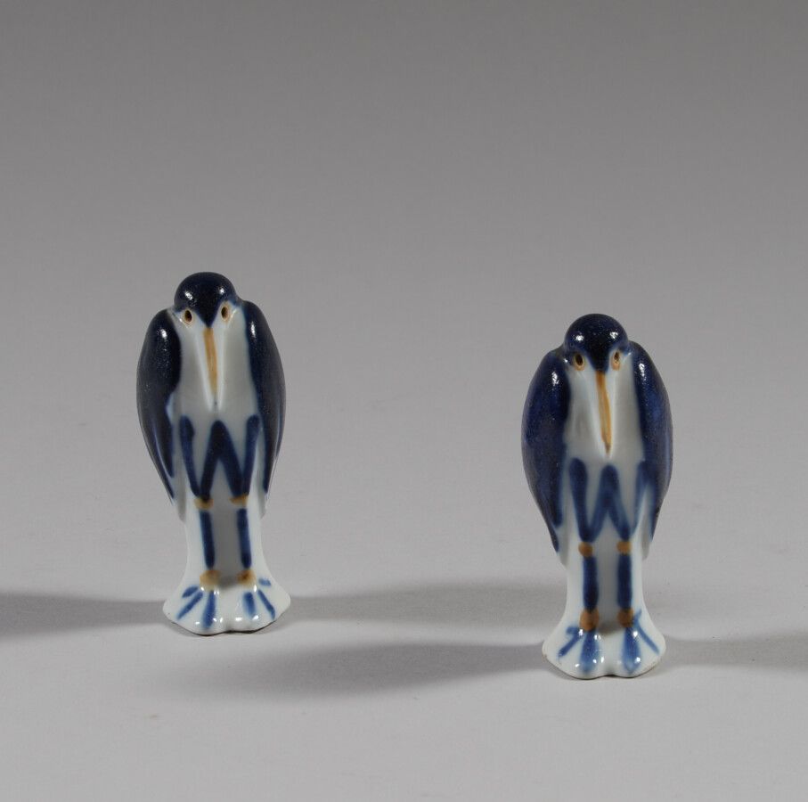 Null 在SANDOZ之后

两只企鹅形状的多色瓷器盐罐。

高9厘米

一件损坏并粘在底座下