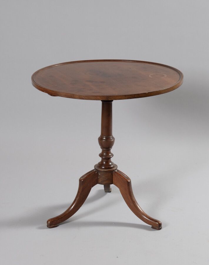 Null 桃花心木三脚架基座桌，圆形桌面可以倾斜。转动的腿靠在三个拱形的脚上。

18世纪末和19世纪初

高度：67厘米 直径：67厘米

顶部的污点