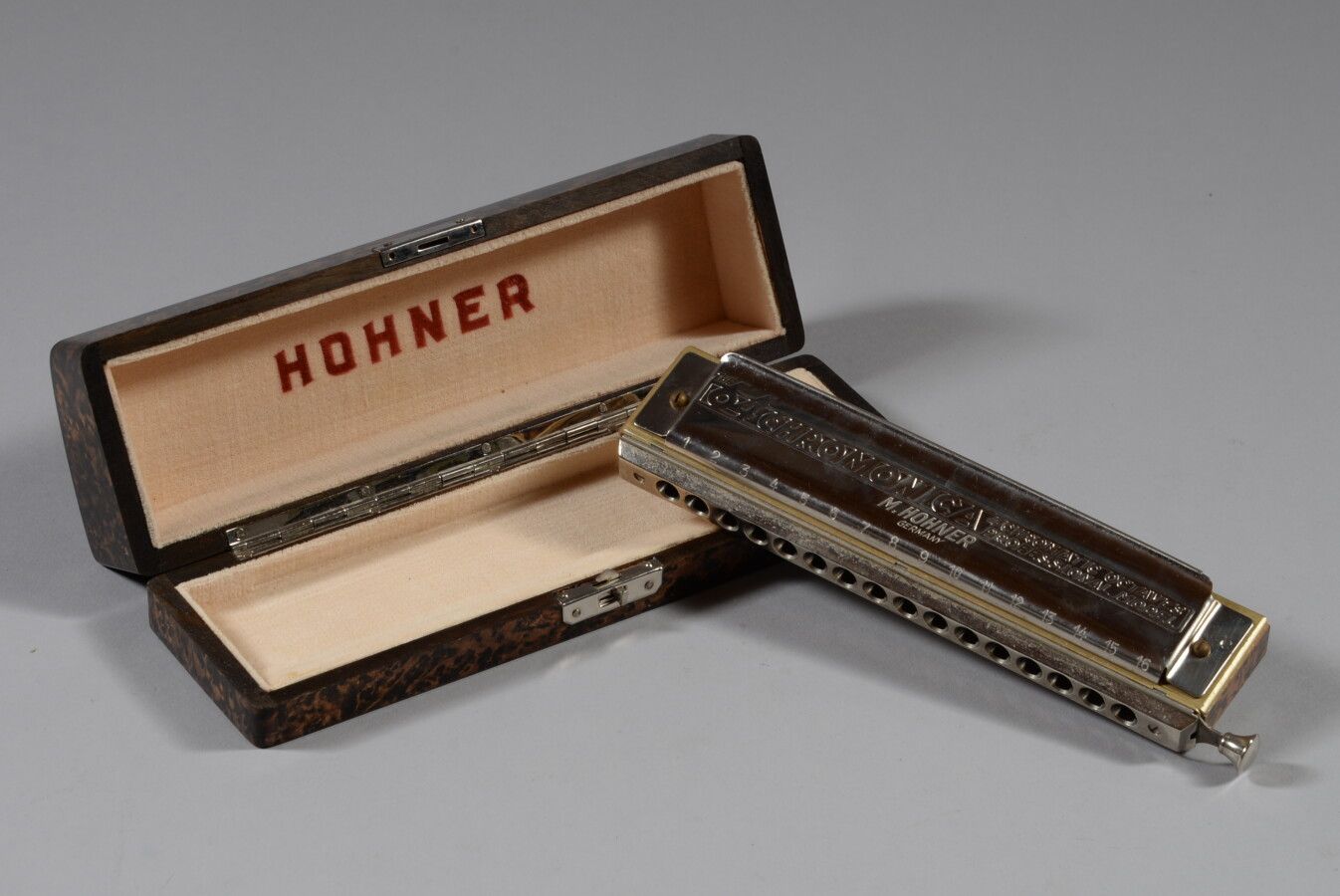 Null HOHNER

Harmonica « The 64 Chromonica ». Dans sa boîte d'origine.

Long. 18&hellip;