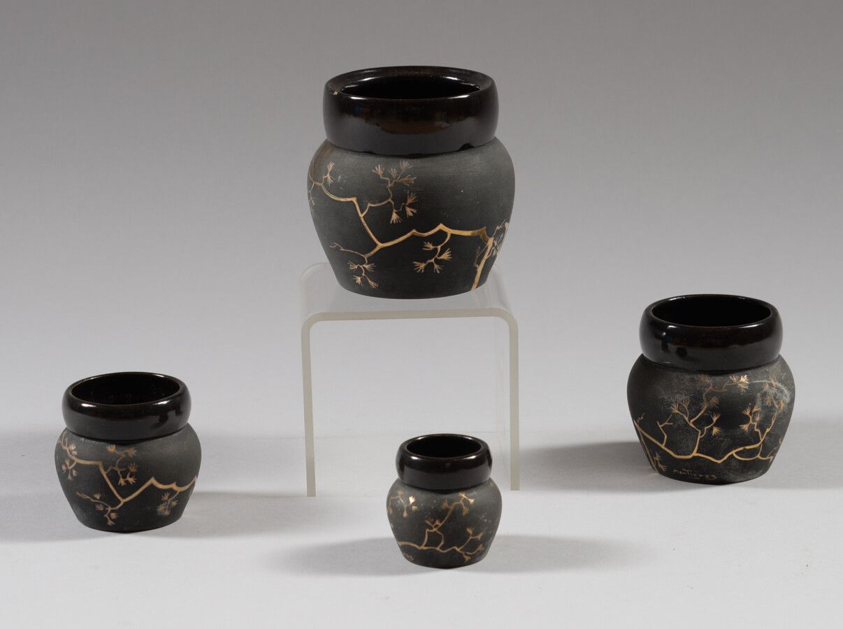 Null 萨马拉案例

四件套黑陶花瓶，部分上釉，有日本装饰。签名。

高度为9.5至5厘米

一个有裂缝，小的碎片
