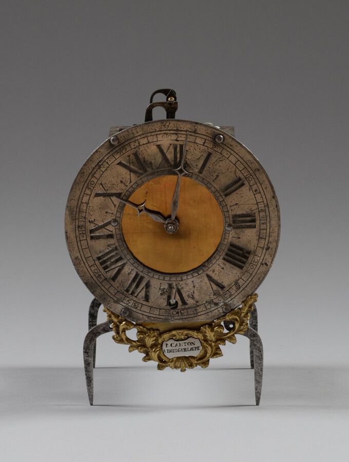 Null 金属和黄铜时钟机芯，圆形表盘上有罗马数字，署名 "P.博伊斯吉尧姆州"。

18世纪

高32厘米
