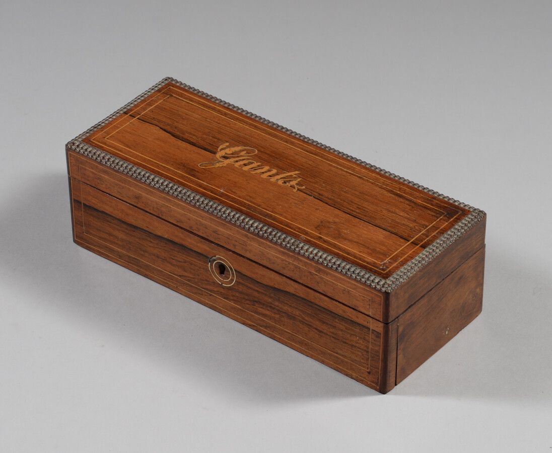 Null 一个紫檀木饰面的手套箱，盖子上镶嵌着 "Gants"。

拿破仑三世时期

长25.5厘米

锁上有少量的螺纹，没有钥匙