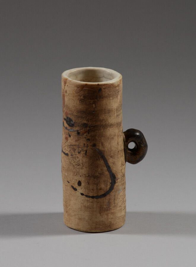 Null 鸽子窝陶器

一个炻器花瓶，部分上了棕色和金色的釉，有一个环形把手。

高22厘米