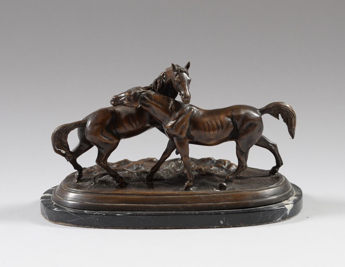 Null 马匹的怀抱

带有棕色铜锈的青铜器，放在带有白色纹路的黑色大理石底座上。

20世纪

高23.5长28.5厘米