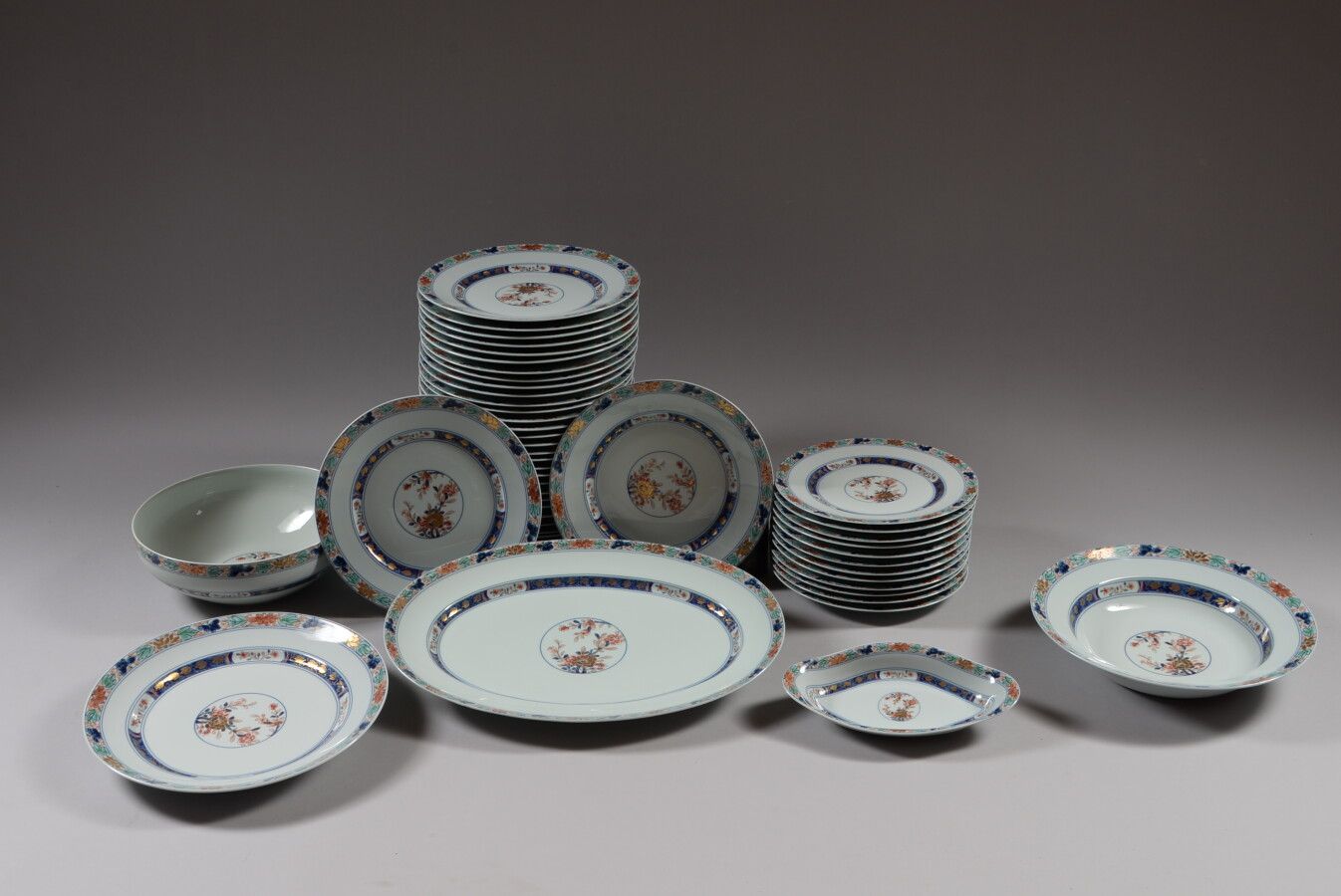 Null 利莫盖斯

Koutani "瓷器晚餐服务的一部分，具有伊万里风格的装饰，包括：34个大盘子，12个小盘子，3个盘子，一个沙拉碗，一个拉维。