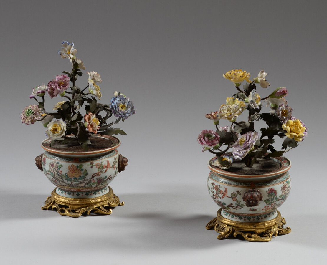 Null SANSON PARIS

Paire de cache-pot et leur bouquet en porcelaine polychrome à&hellip;