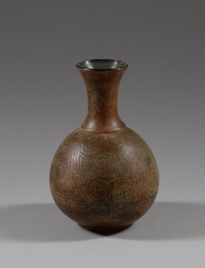 Null Vase ovoïde en grès brun vert à décor stylisé incisé. Marque au revers.

Tr&hellip;