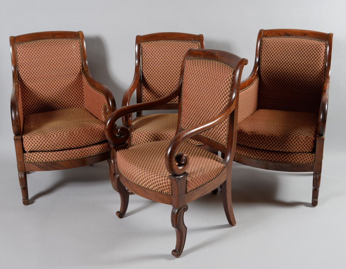 Null Ein Paar Sessel aus Mahagoni und Mahagoni furniert, mit gebogenen Armlehnen&hellip;