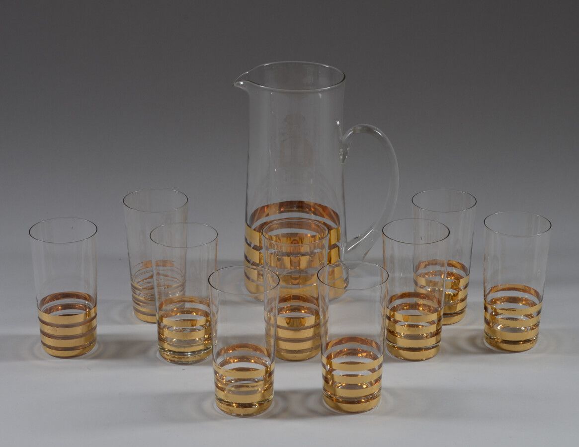 Null 无色玻璃和金色条纹装饰的橙汁服务，包括一个水壶和八个杯子。

50年代的作品

附上一个不匹配的玻璃