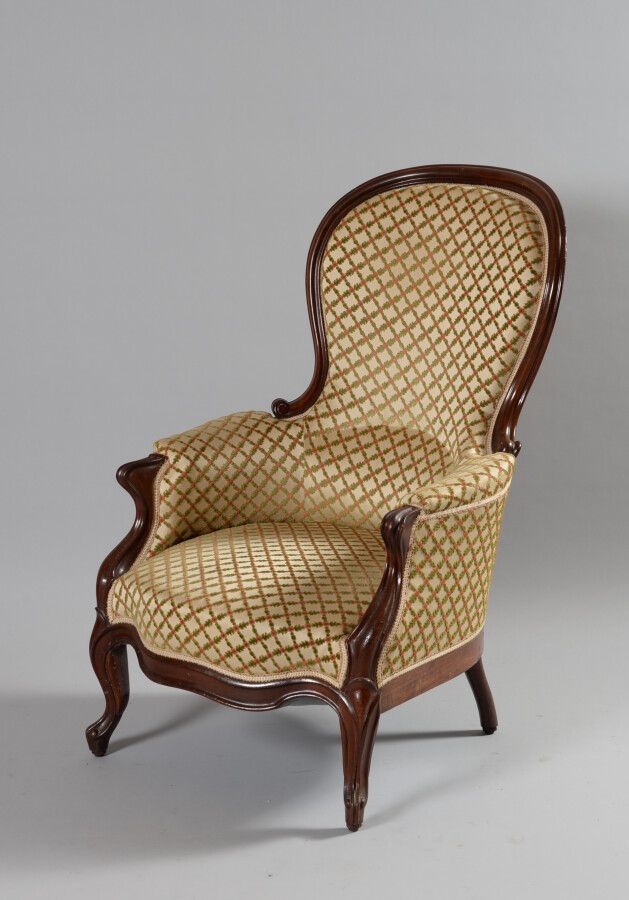 Null 桃花心木和桃花心木饰面的扶手椅，有弧形的靠背和模制的腿。

拿破仑三世时期

对前腿的修复