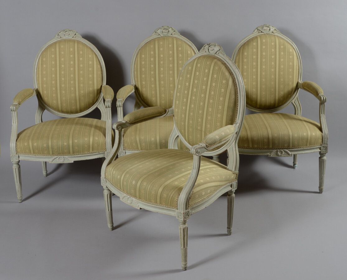 Null Suite de quatre fauteuils à dossier médaillon plat en bois relaqué vert, sc&hellip;