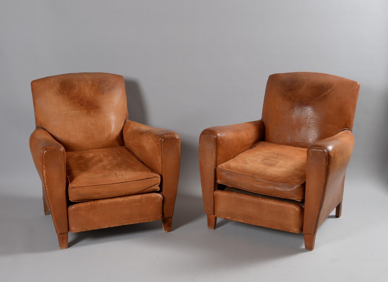 Null 一套四把黄褐色皮革的俱乐部椅。

约1930年

高度81 宽度75.5 深度76 座椅深度50厘米

磨损，一个背面有撕裂，另一个背面有修复，污渍