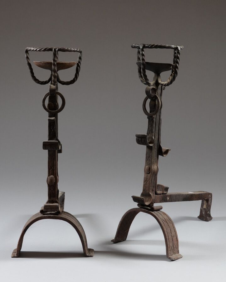 Null Pair of twisted wrought iron landiers with two arched legs.

Height: 71 cm,&hellip;