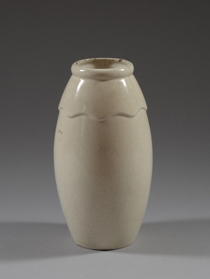 Null Vase ovoïde en céramique beige craquelé, le col souligné d'un motif de vagu&hellip;