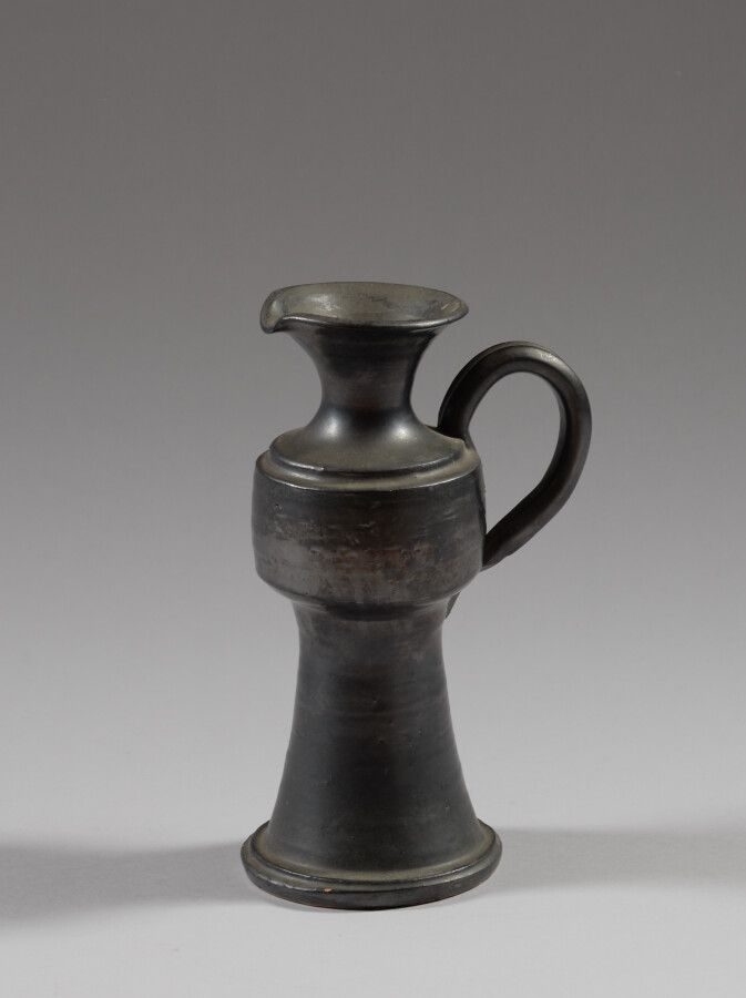 Null 让-马莱斯(Jean MARAIS) (1913-1998)

黑釉陶器壶，有一个把手和壶嘴。签名。

高24厘米

小碎片