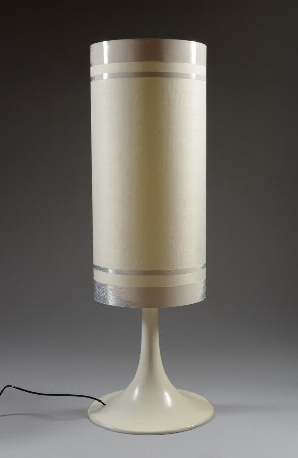 Null 模制的塑料休闲灯，圆柱形灯罩，带塑料带。

70年代的作品

高度111.5厘米