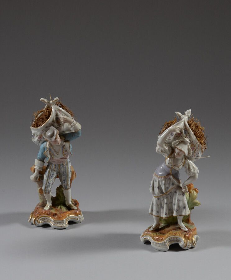Null Zwei polychrome Porzellanfiguren, die ein junges Bauernpaar darstellen, das&hellip;