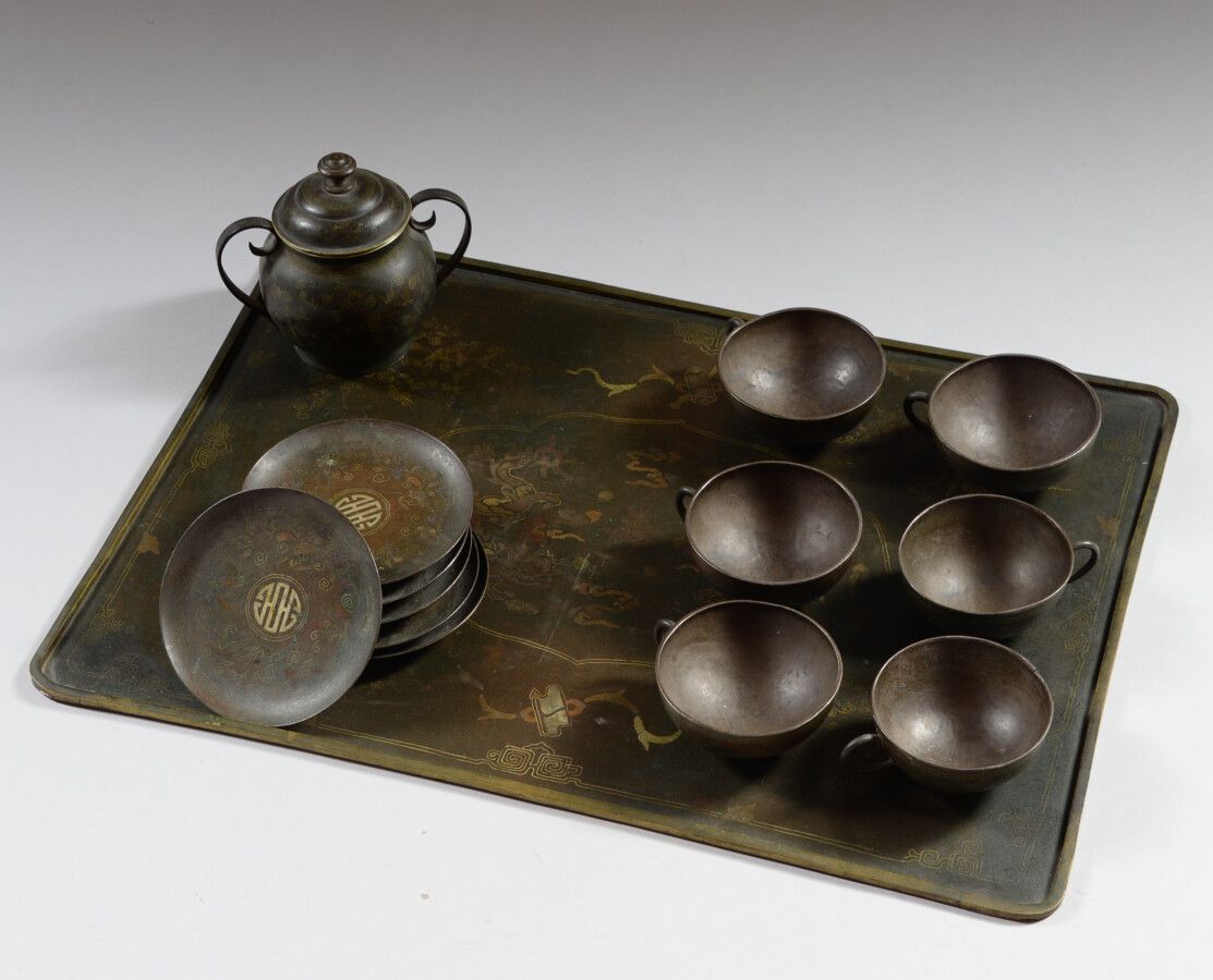 Null 中国或东南亚

掐丝龙纹铜茶具，包括一个托盘，六个杯子和碟子，一个有盖壶。

20世纪初

小事故