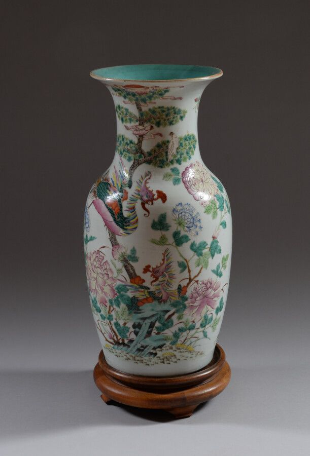 Null CHINE

Vase balustre en porcelaine polychrome à décor de cervidés, phénix e&hellip;