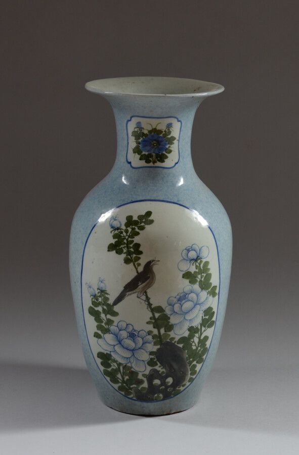 Null VIETNAM

Vase « HUE » en porcelaine décorée en polychromie dans des réserve&hellip;