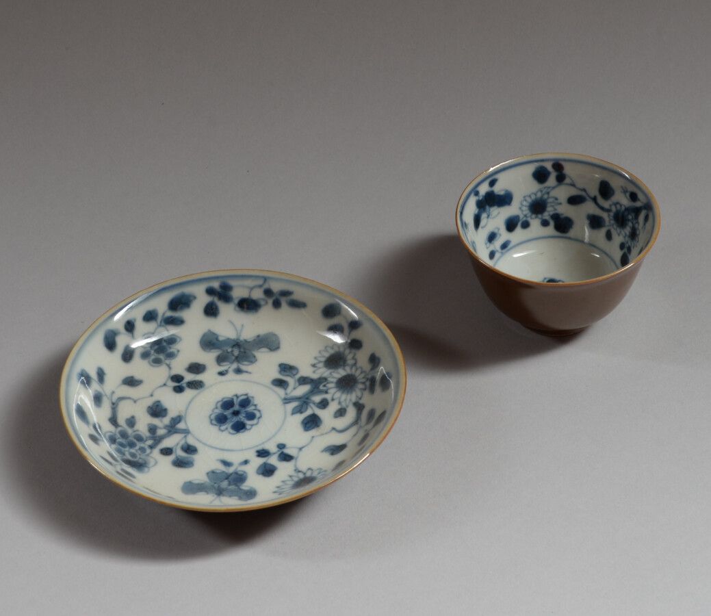 Null CHINE 

Tasse et sa soucoupe circulaires en porcelaine décorées d'un fond c&hellip;