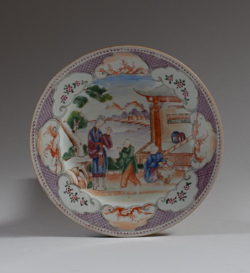 Null 中国委员会

一个圆形的瓷盘，用Famille Rose珐琅彩装饰着一个母亲和她的孩子，背景是风景，翅膀上装饰着花和枝的储备。

18世纪

直径23&hellip;
