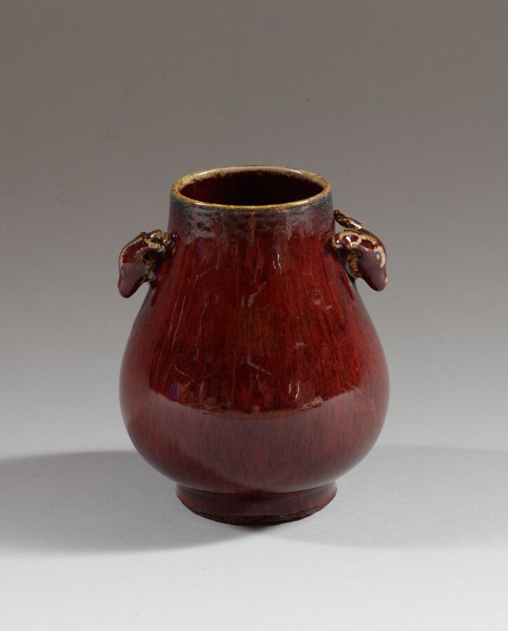 Null CHINE

Vase en porcelaine « sang de boeuf » à deux anses à tête d'animaux.
&hellip;
