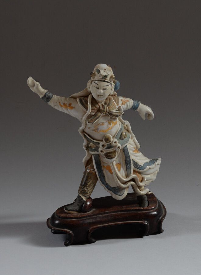 Null CHINE

Statuette en porcelaine représentant un guerrier le bras tendu.

Hau&hellip;