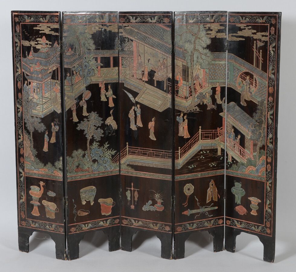 Null 中国

五叶科罗曼德风格的漆器屏风，一面装饰着满是宫女的宫殿和下面的吉祥物，另一面是鸟、花枝和菊花。

20世纪

高127，宽152.5厘米

特别&hellip;