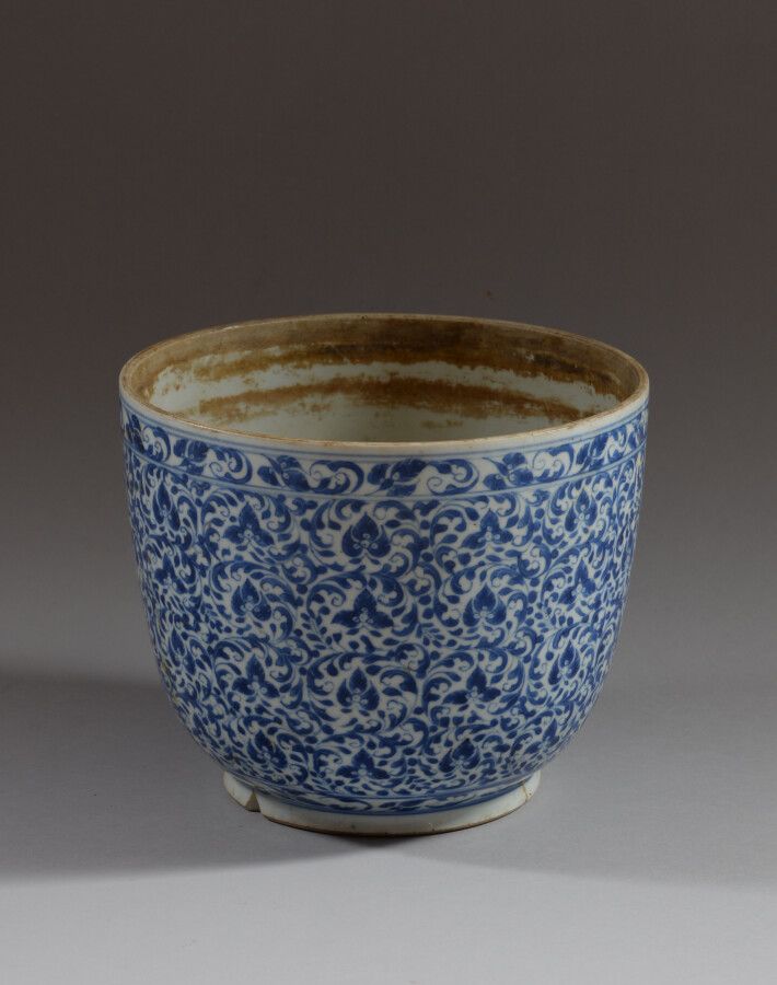 Null CHINE

Cache-pot en porcelaine décorée en bleu sous couverte de motifs flor&hellip;