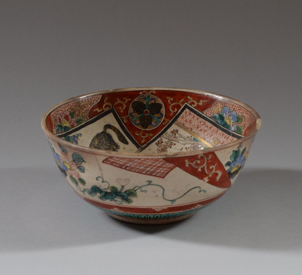 Null 日本KUTANI

陶器碗，以多色装饰，在分格的背景上有鸟类和动物的储备。

明治时期

直径20厘米

磨损的