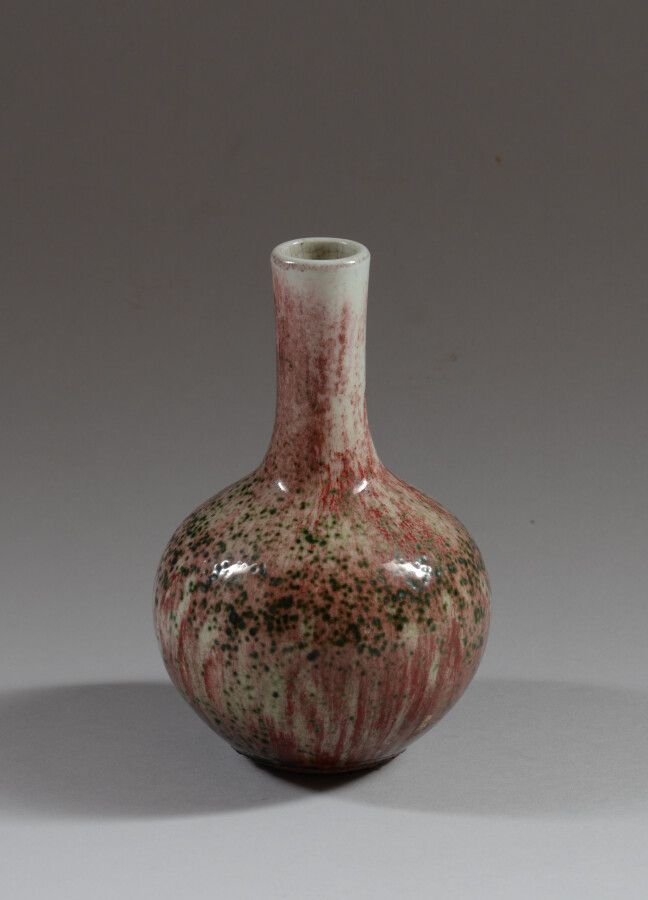 Null 中国

红色多色瓷瓶，有绿色斑点。背面有釉里红的乾隆御笔 "颛顼 "字样。

高18.5厘米