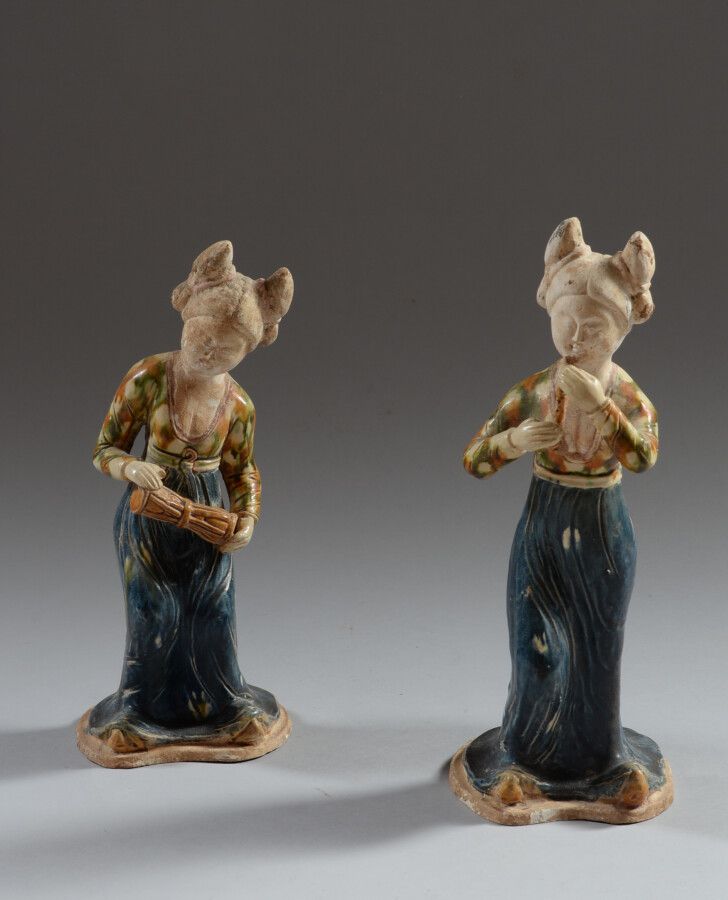 Null CHINE

Deux statuettes de musiciennes en terre cuite à glaçure bleu, brun e&hellip;