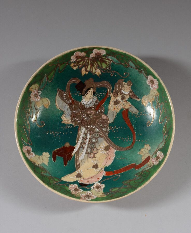 Null 日本 SATSUMA

多色和金色的陶器碗，装饰着被鲜花环绕的母亲和孩子。

20世纪初

直径24.5厘米