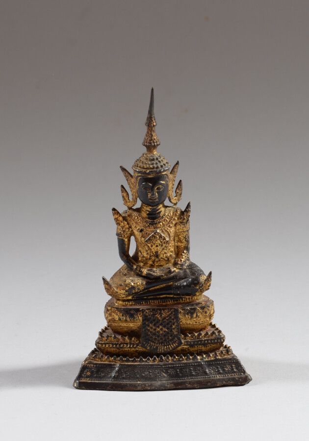 Null THAILANDE

Statue de bouddha en bronze doré en dhyana mudra, assis sur un s&hellip;