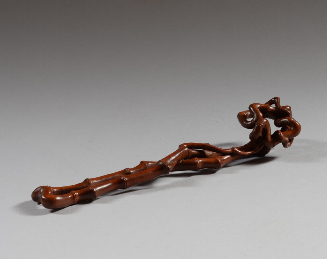 Null CHINE

Sceptre en bois sculpté imitant le bambou.

XIXème XXème siècle

Hau&hellip;
