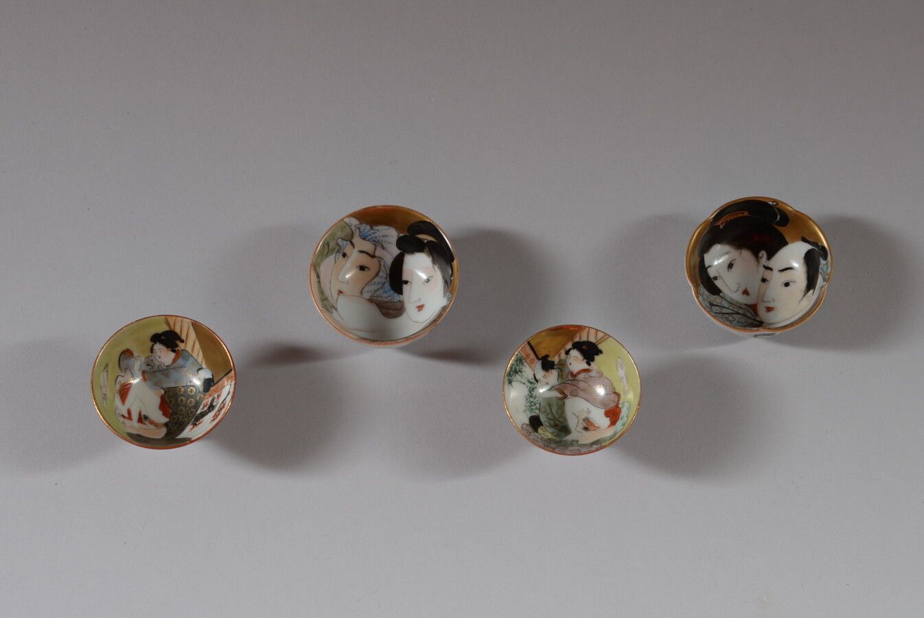 Null 日本

四个装饰有《爱经》场景的小型多色瓷酒碗。

20世纪

高度为3和3.5厘米