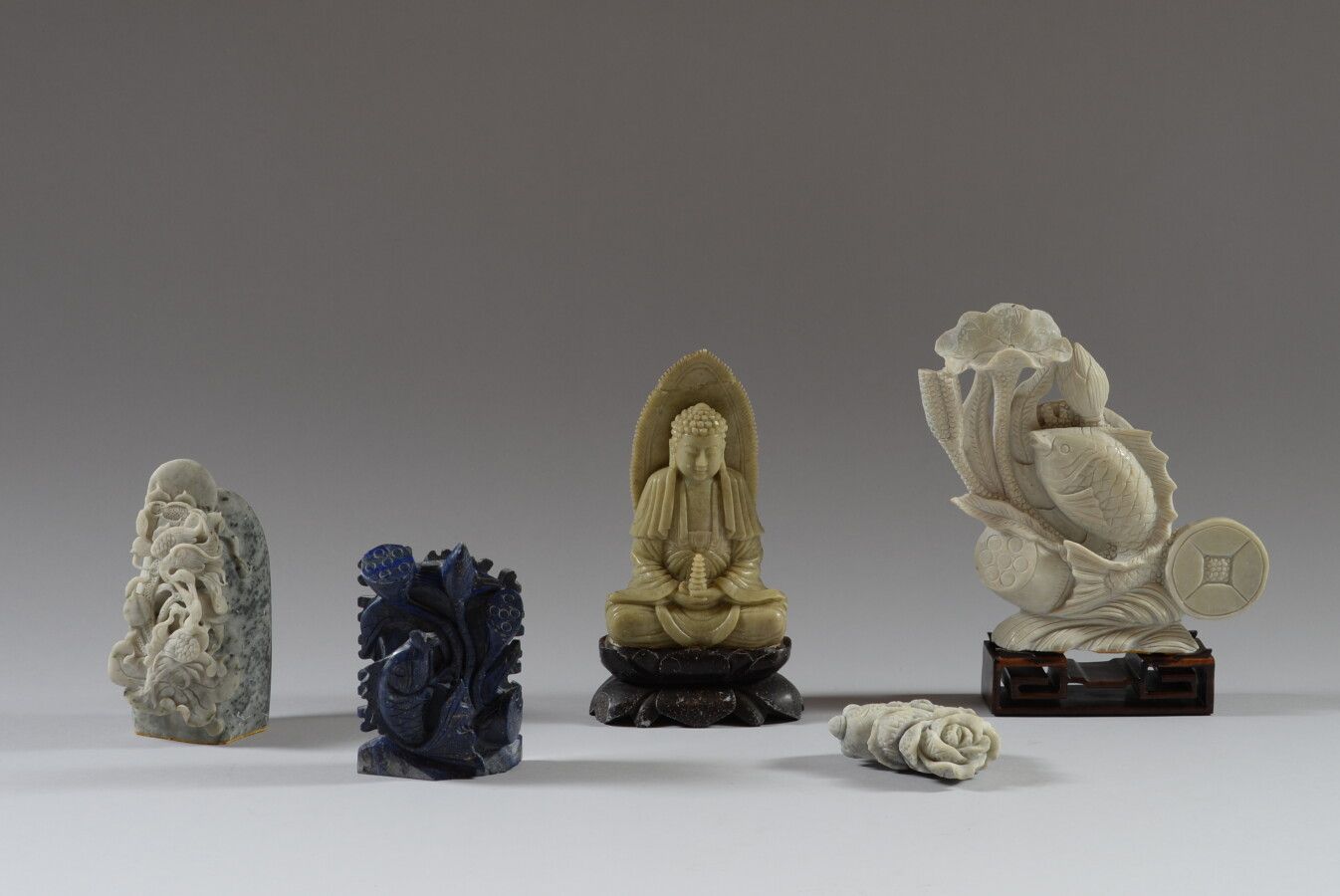 Null CHINE

Lot de cinq sujets en pierre dure sculpté dont un Boudhha assis.

Mo&hellip;