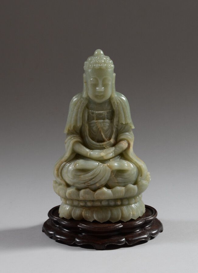 Null CHINE

Statue de bouddha en jadéite verte représenté assis sur une base à f&hellip;