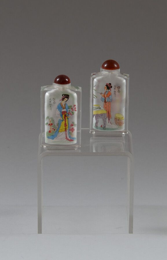 Null CHINE

Deux flacons-tabatières en verre peint à décor de jeunes courtisanes&hellip;