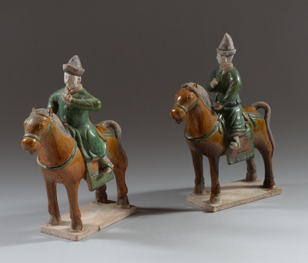 Null CHINE

Deux statuettes de cavalier en terre cuite à glaçure brun et vert.

&hellip;