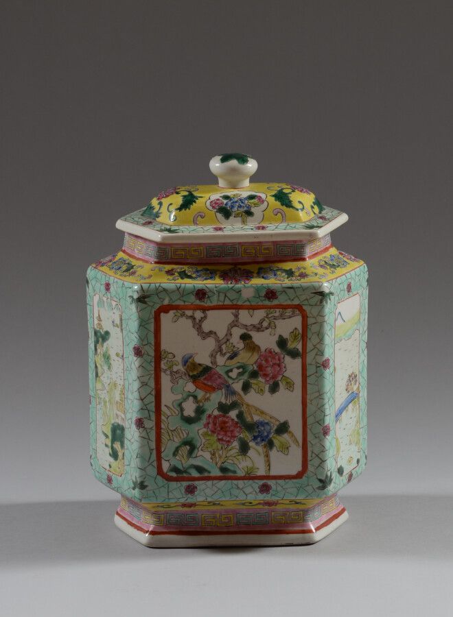 Null CHINE

Vase couvert en porcelaine polychrome à décor d'oiseaux, de fleurs d&hellip;