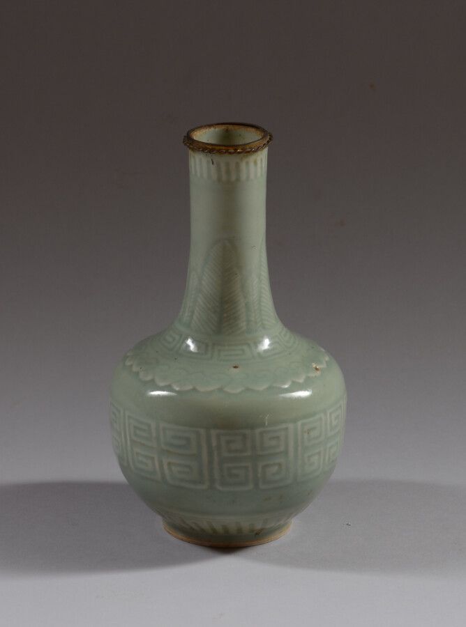Null CHINE

Vase bouteille en porcelaine céladon à décor incisé de frises à la g&hellip;
