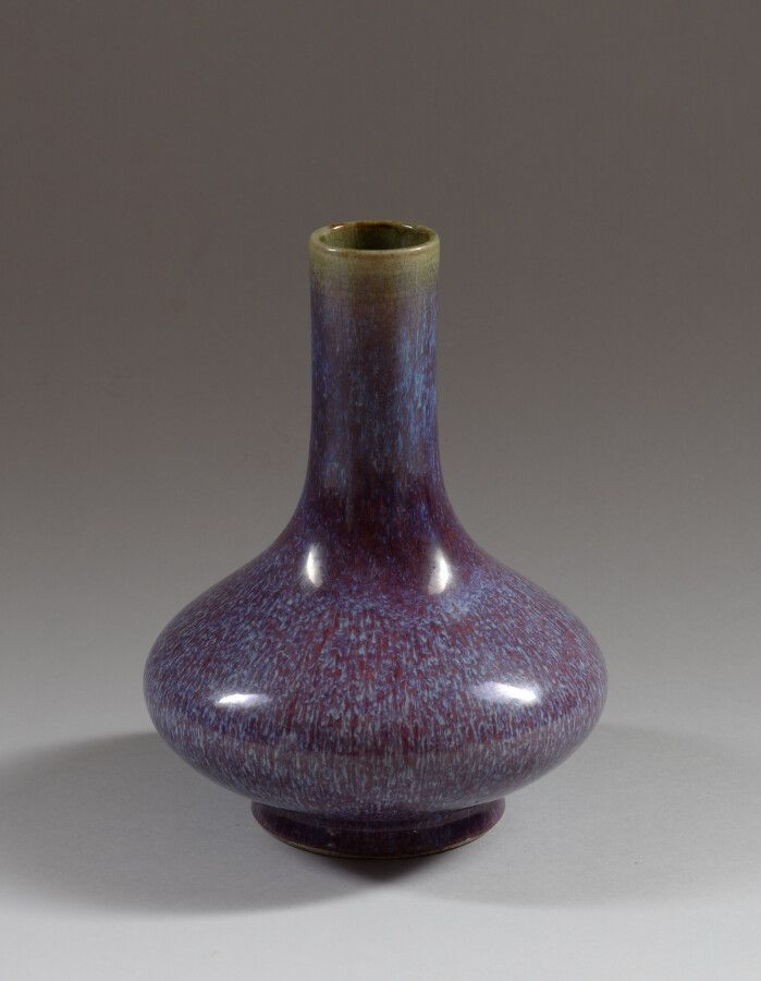Null CHINE

Vase bouteille en porcelaine monochrome à décor flammé mauve.

Au re&hellip;