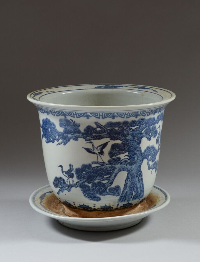 Null CHINE

Cache-pot et son plateau en porcelaine décorée en bleu sous couverte&hellip;