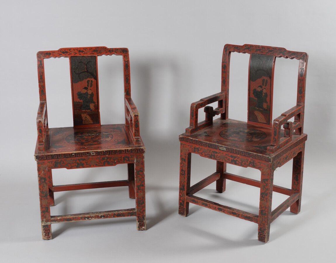 Null CHINE

Paire de fauteuils en bois laqué rouge et noir à décor de personnage&hellip;